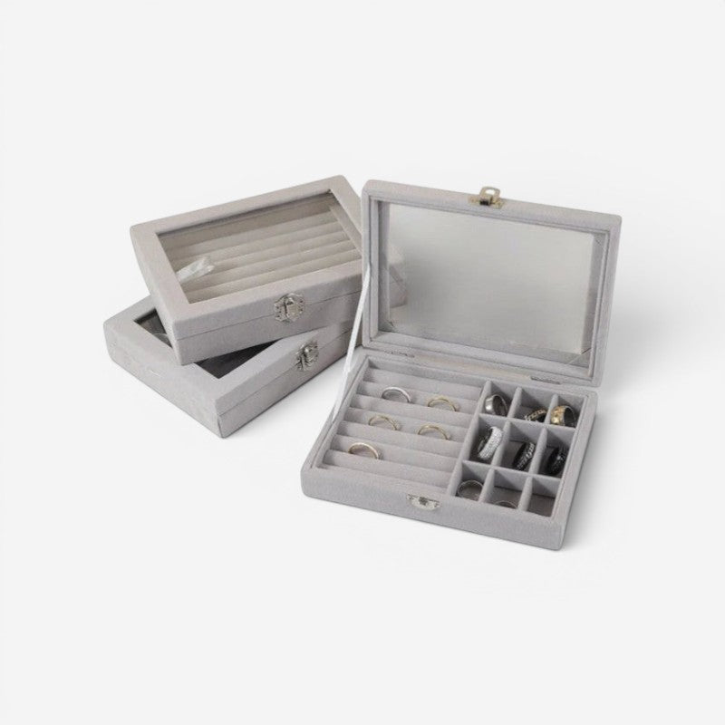 Organisateur de bijoux avec plusieurs compartiments pour bagues, boucles d’oreilles et colliers.