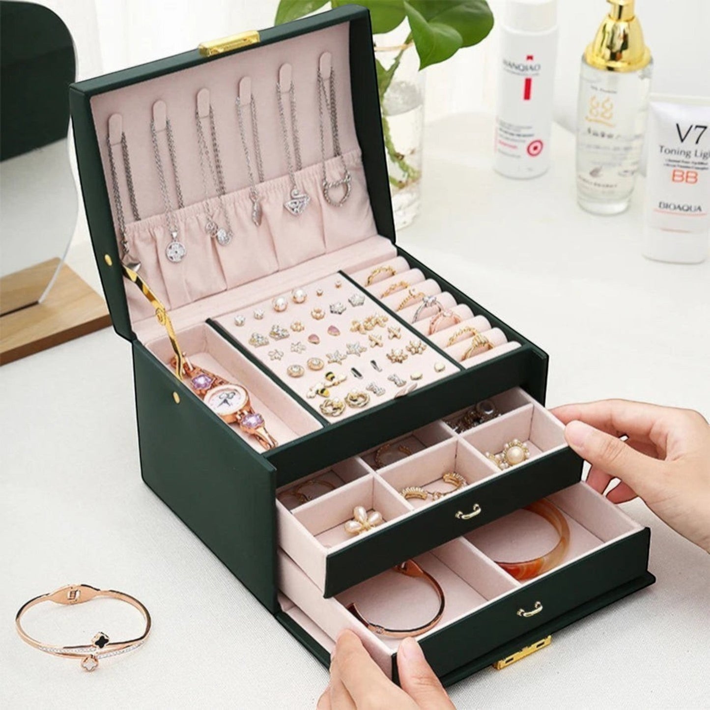 Organisateur de bijoux multiniveaux avec compartiments pour bagues, colliers et bracelets.