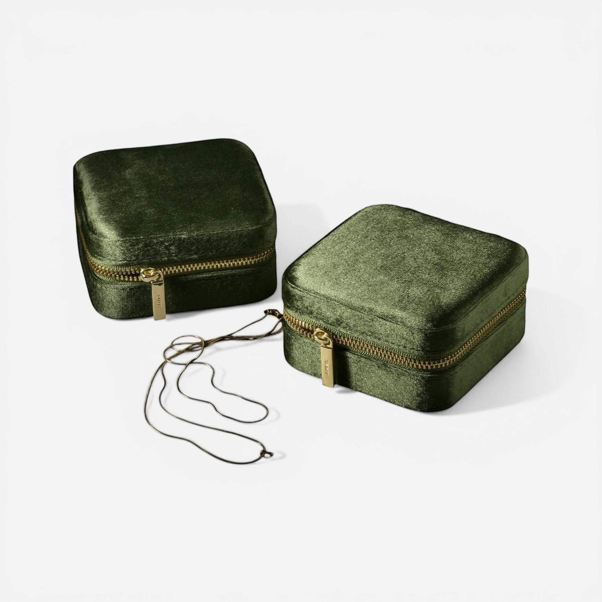 Petite boîte à bijoux en velours au design élégant idéale pour garder vos accessoires en sécurité en voyage.