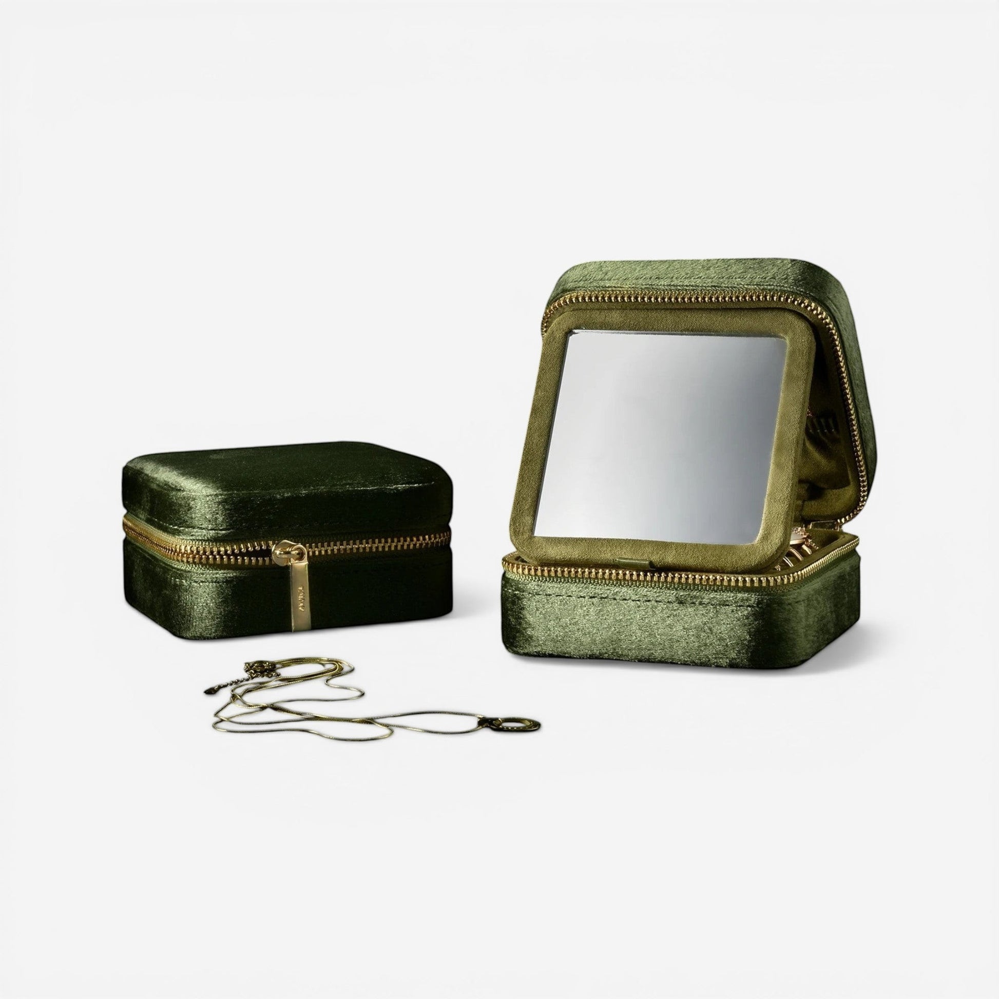 Petite boîte à bijoux de voyage en velours vert avec compartiments pratiques pour organiser vos bijoux en déplacement.