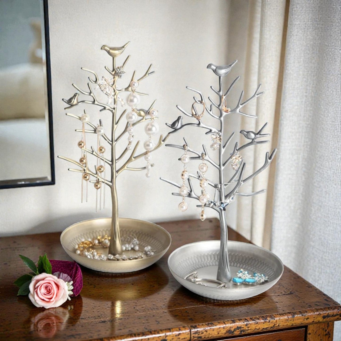 Présentoir à bijoux en alliage noir en forme d’arbre, avec supports pour boucles d’oreilles et accessoires.