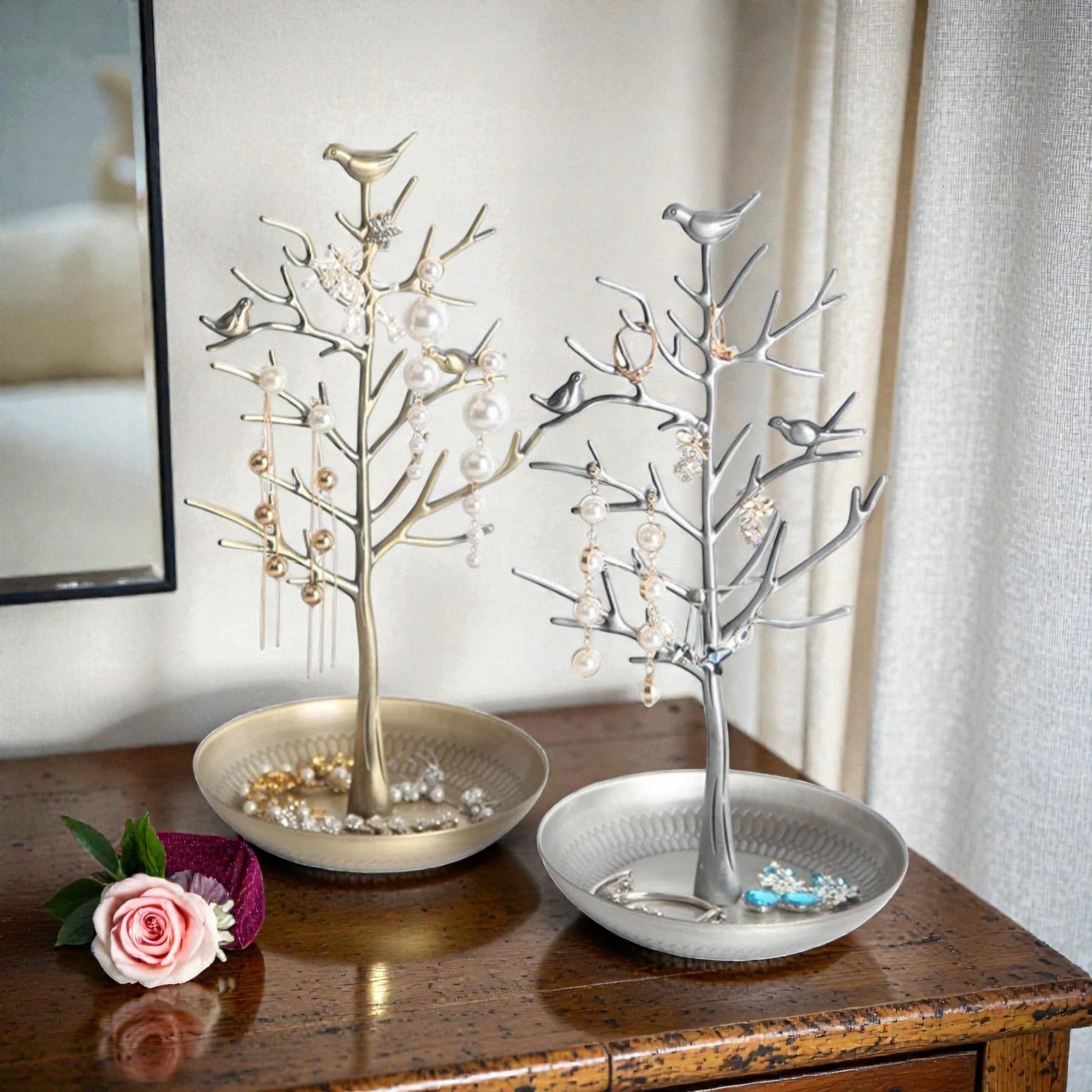 Présentoir à bijoux en alliage noir en forme d’arbre, avec supports pour boucles d’oreilles et accessoires.