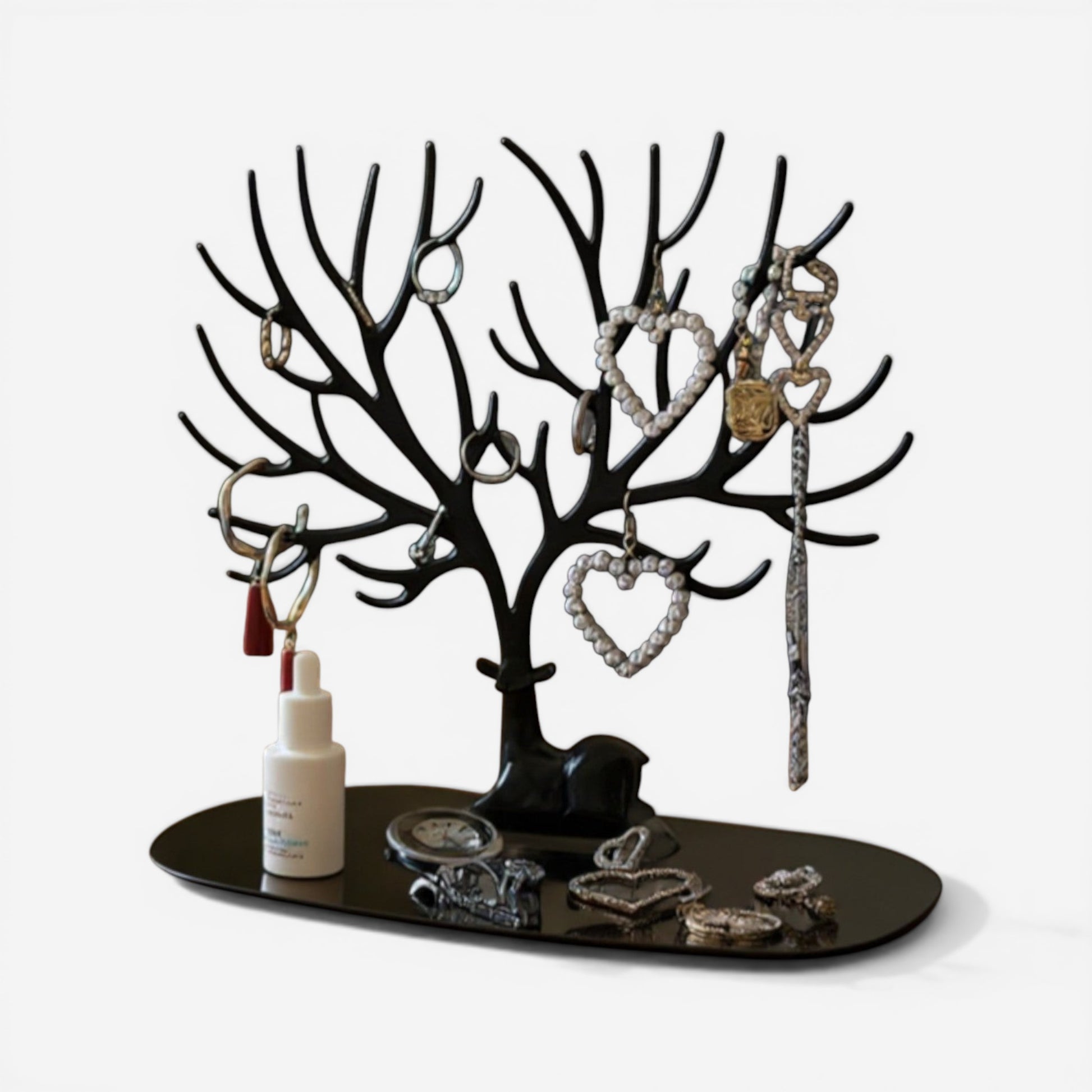 Présentoir à bijoux en forme d’arbre noir avec colliers, bagues et accessoires organisés.