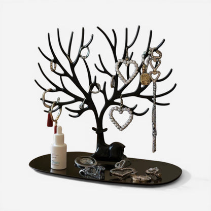 Présentoir à bijoux en forme d’arbre noir avec colliers, bagues et accessoires organisés.