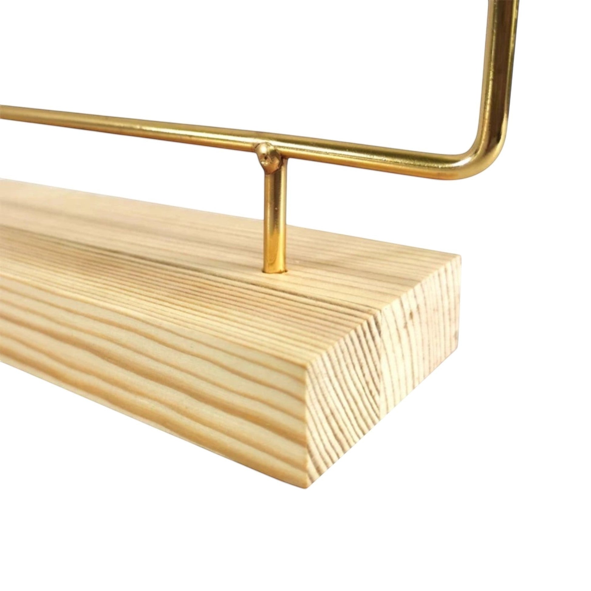Présentoir à bijoux avec structure en métal et base en bois naturel pour une stabilité optimale.