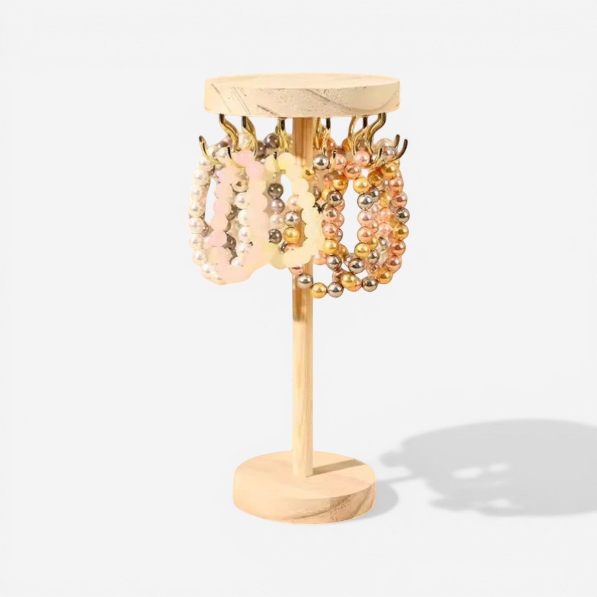 Présentoir à bijoux en bois clair avec 12 crochets, format court pour bracelets et colliers.