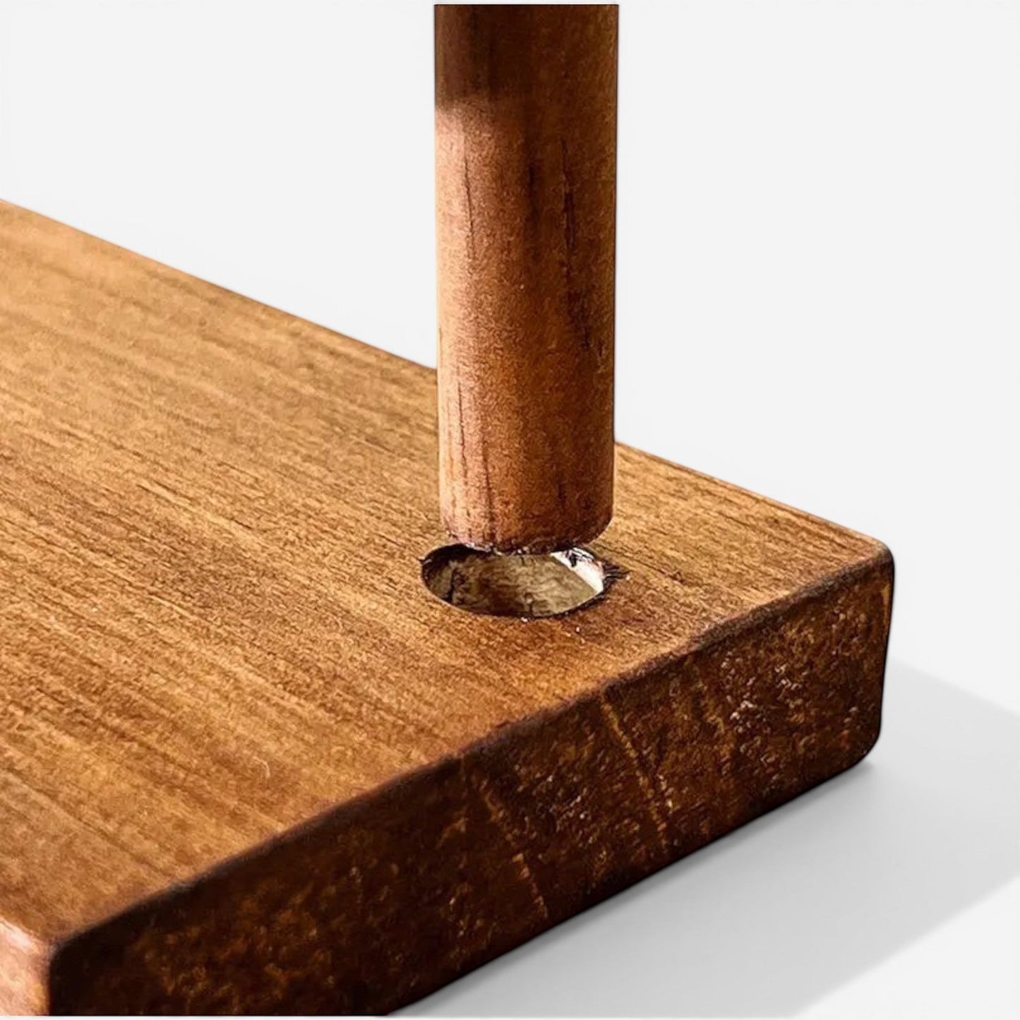 détail du présentoir organisateur de bijoux en bois massif avec finition naturelle