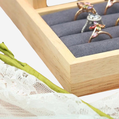 présentoir bijoux en bois avec surface vitrine pour exposer bagues et petits accessoires