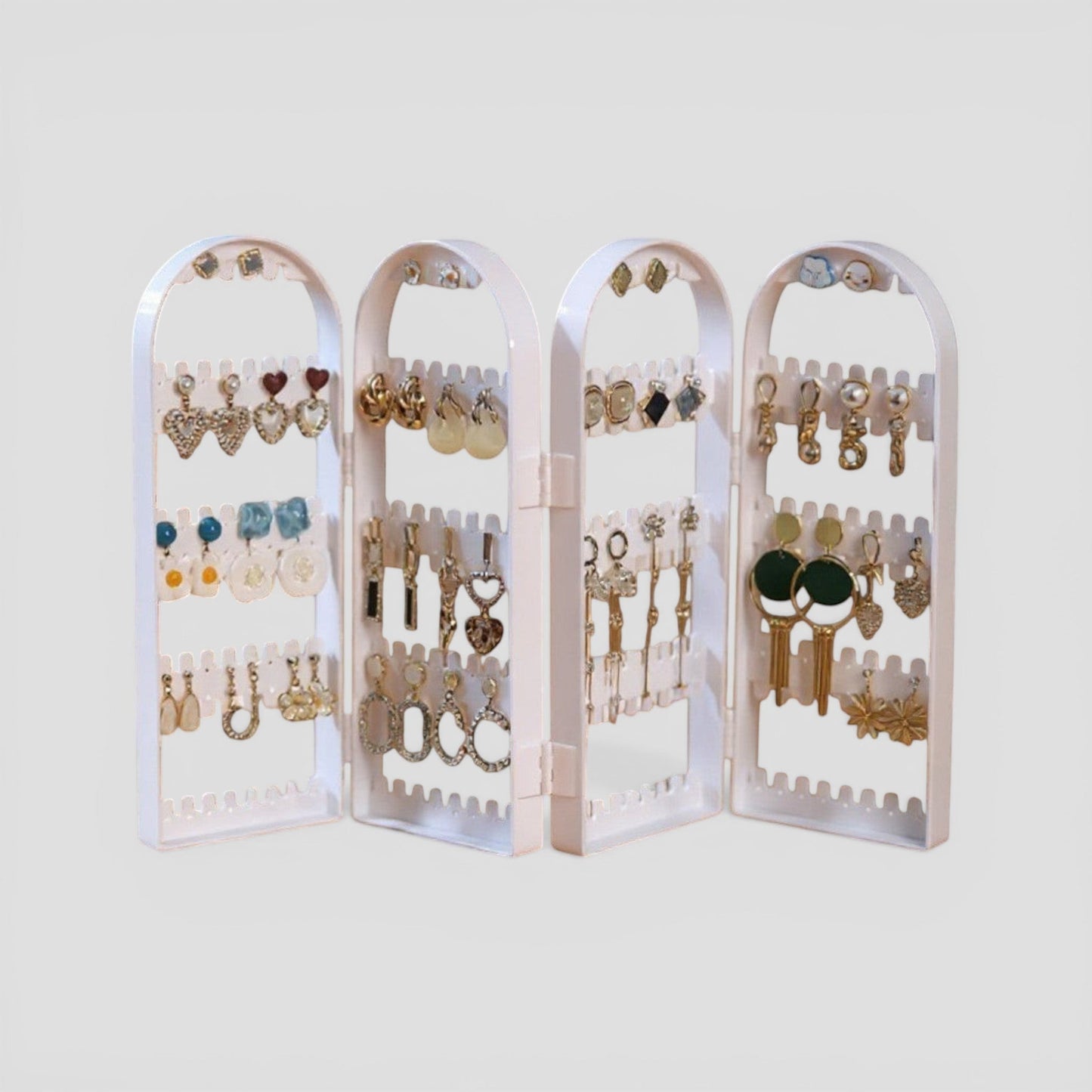 Présentoir à bijoux pliable en acrylique blanc, conçu pour exposer boucles d’oreilles et accessoires.