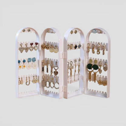 Présentoir à bijoux pliable en acrylique blanc, conçu pour exposer boucles d’oreilles et accessoires.
