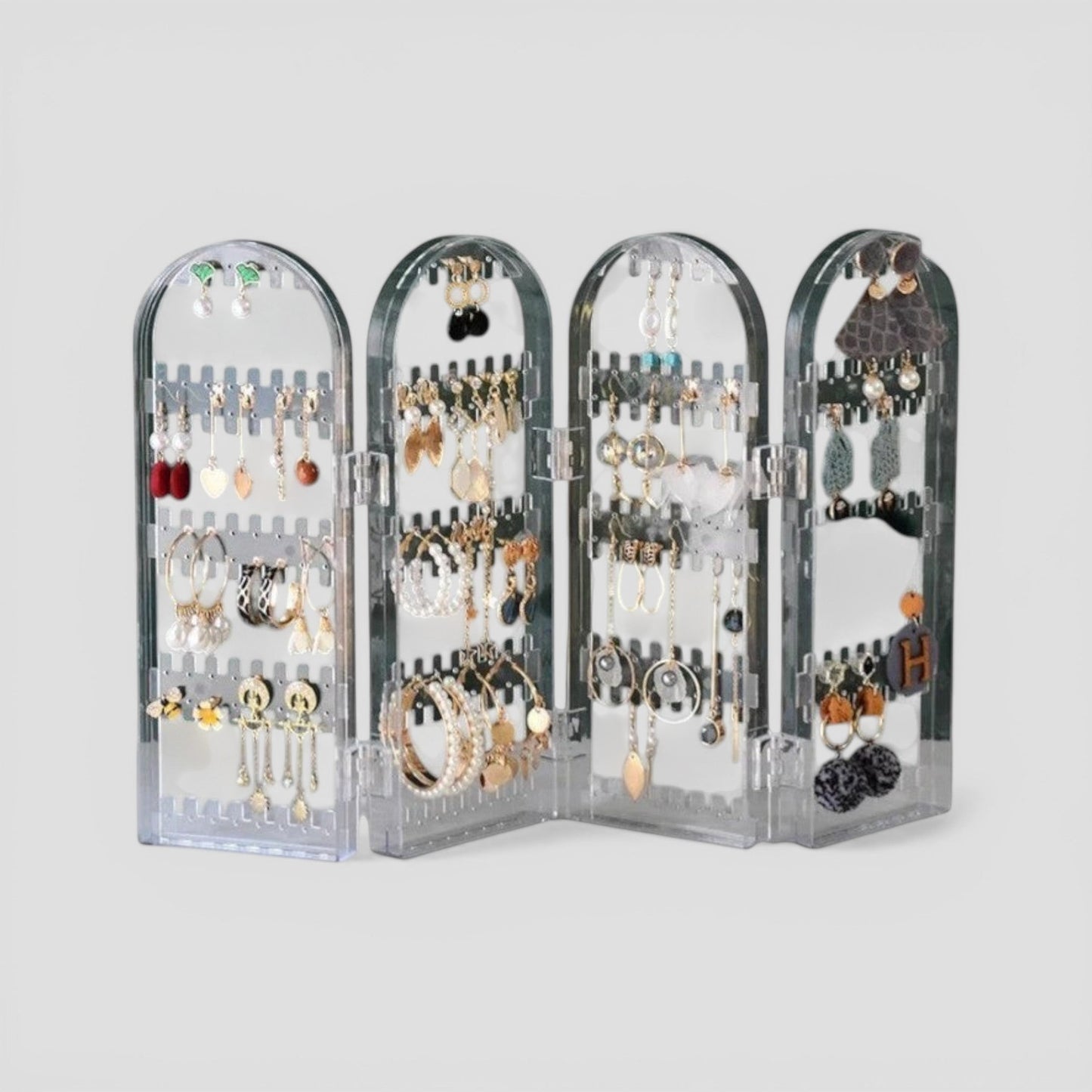 Présentoir à bijoux en acrylique, avec plusieurs compartiments pour organiser et exposer boucles d’oreilles et accessoires.