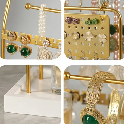 Présentoir à bijoux en métal doré avec base stable et compartiments pour exposer vos bijoux élégamment.