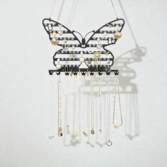 Présentoir à bijoux mural en forme de papillon noir avec colliers suspendus et rangement élégant.