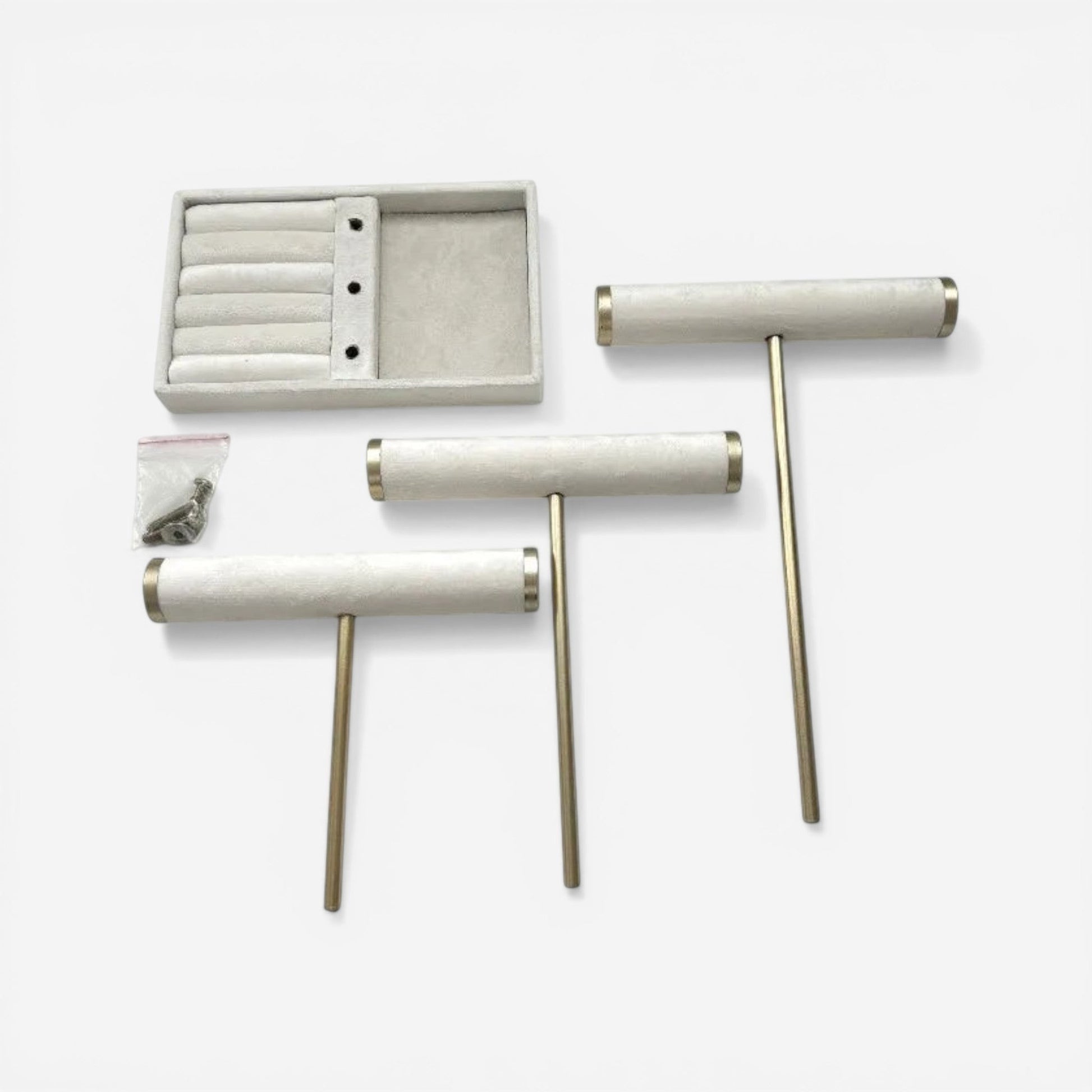 Présentoir de bijoux raffiné blanc, avec supports multiples, parfait pour exposer vos bijoux de manière organisée.