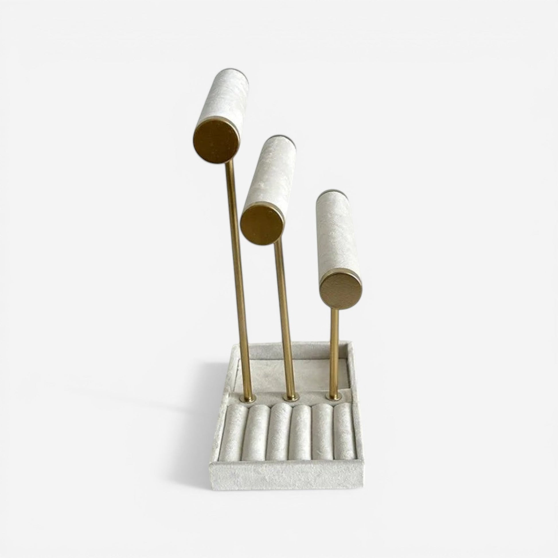 Présentoir de bijoux raffiné au design minimaliste, idéal pour une présentation élégante et épurée de vos bijoux.