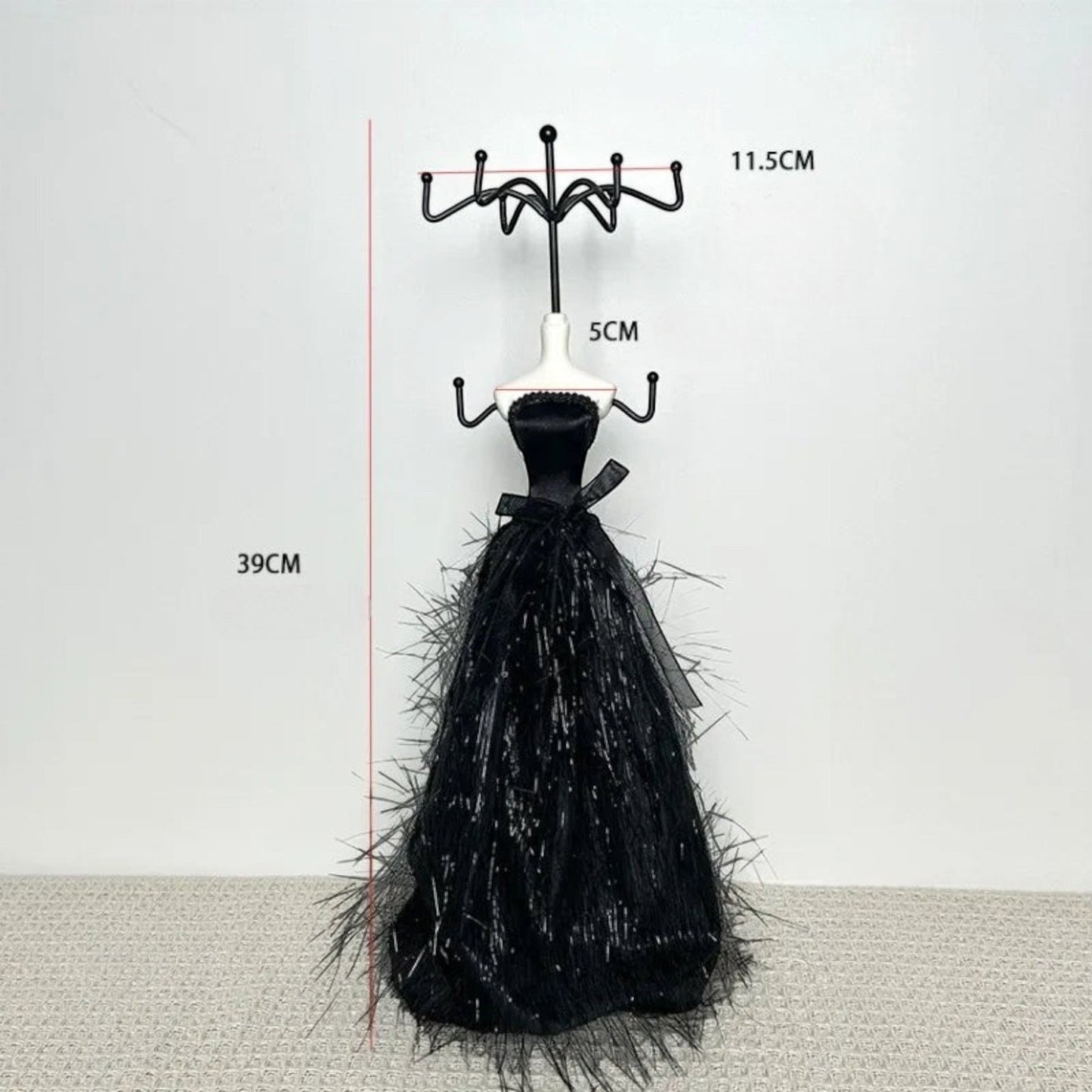 Présentoir à bijoux robe longue décoratif, idéal pour rangement élégant des colliers et bracelets.