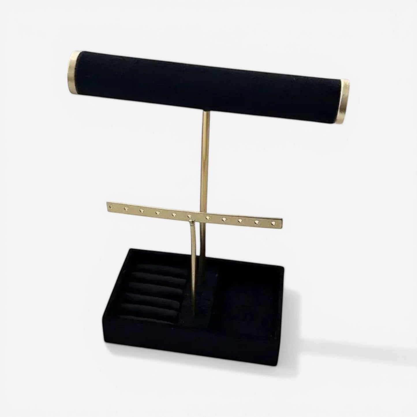 Présentoir à bijoux en velours noir avec barre minimaliste, idéal pour exposer colliers et bracelets avec élégance.
