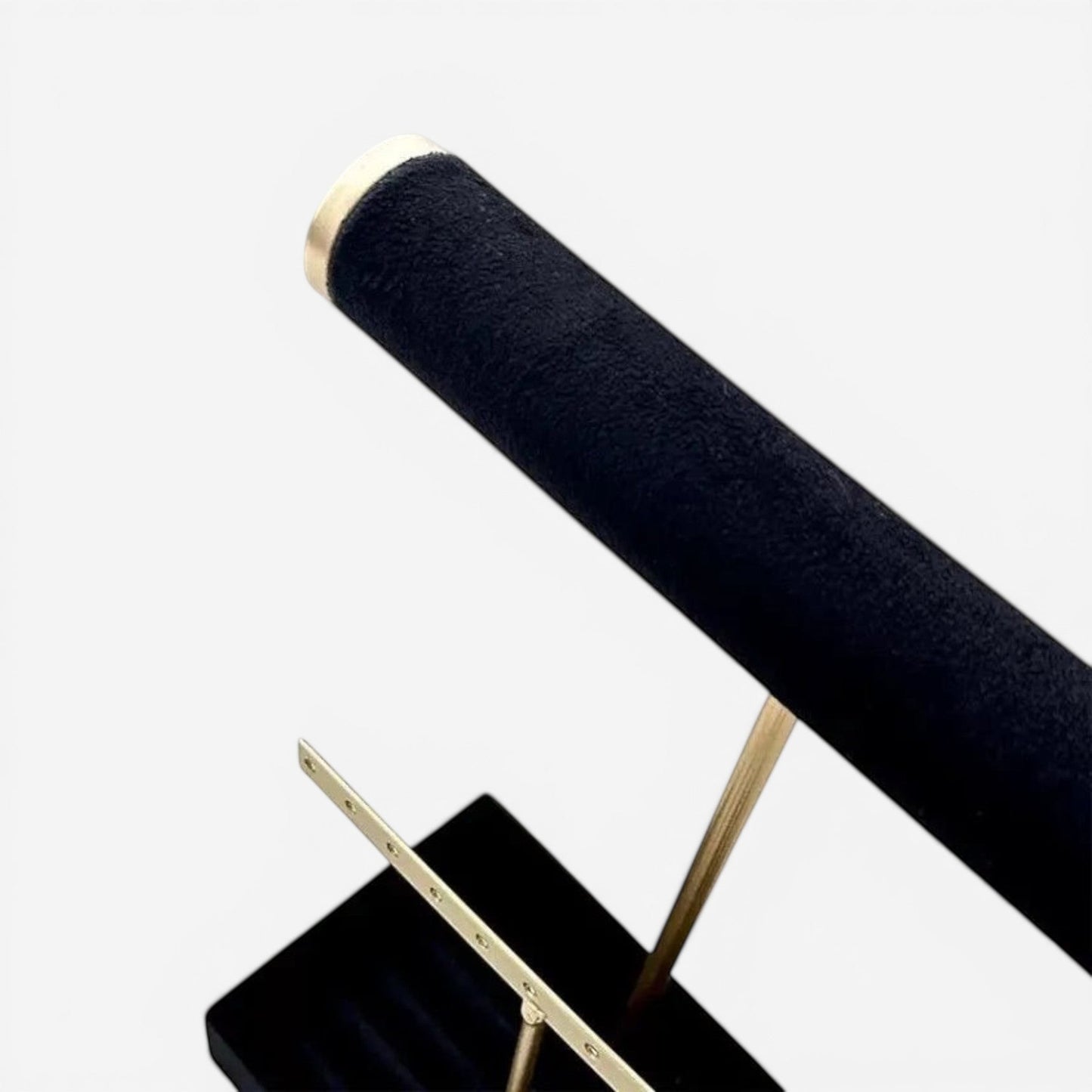 Présentoir à bijoux en velours avec finition douce, conçu pour protéger vos bijoux tout en les exposant avec style.