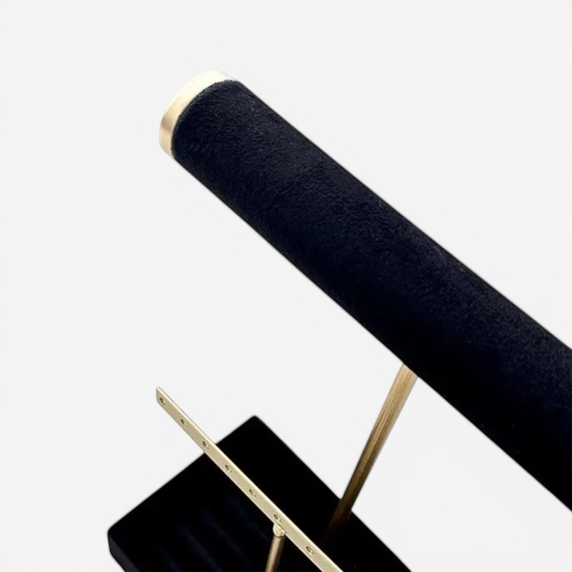 Présentoir à bijoux en velours avec finition douce, conçu pour protéger vos bijoux tout en les exposant avec style.