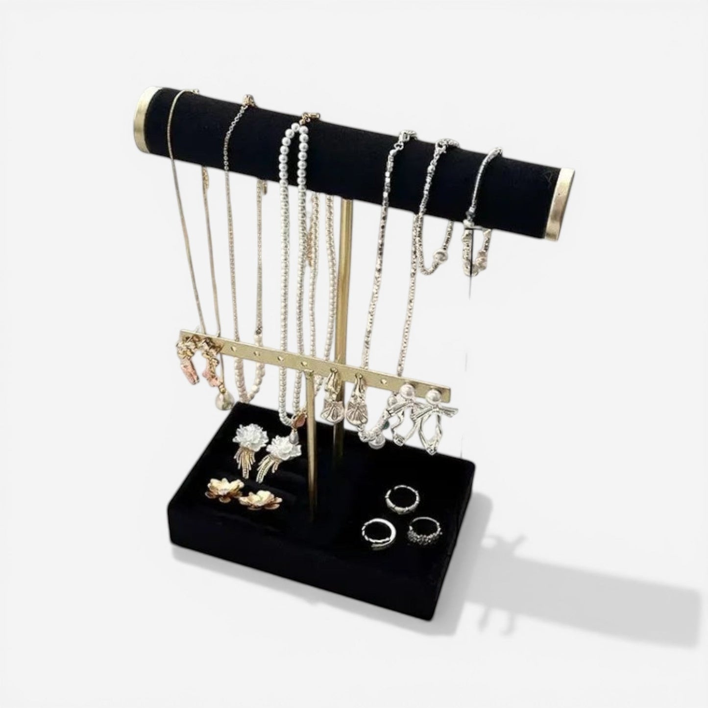 Présentoir à bijoux en velours incliné, idéal pour présenter colliers et bracelets de manière visible et raffinée.