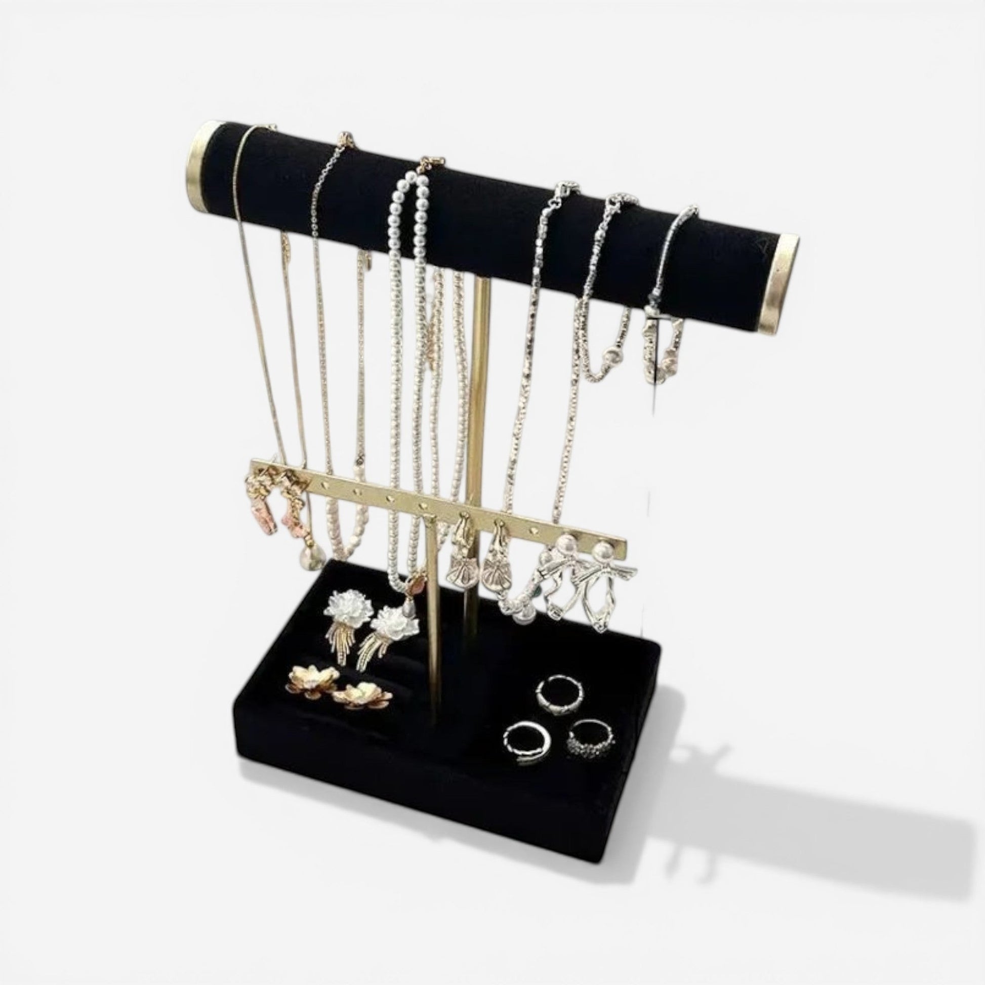 Présentoir à bijoux en velours incliné, idéal pour présenter colliers et bracelets de manière visible et raffinée.