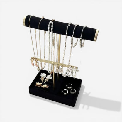 Présentoir à bijoux en velours incliné, idéal pour présenter colliers et bracelets de manière visible et raffinée.