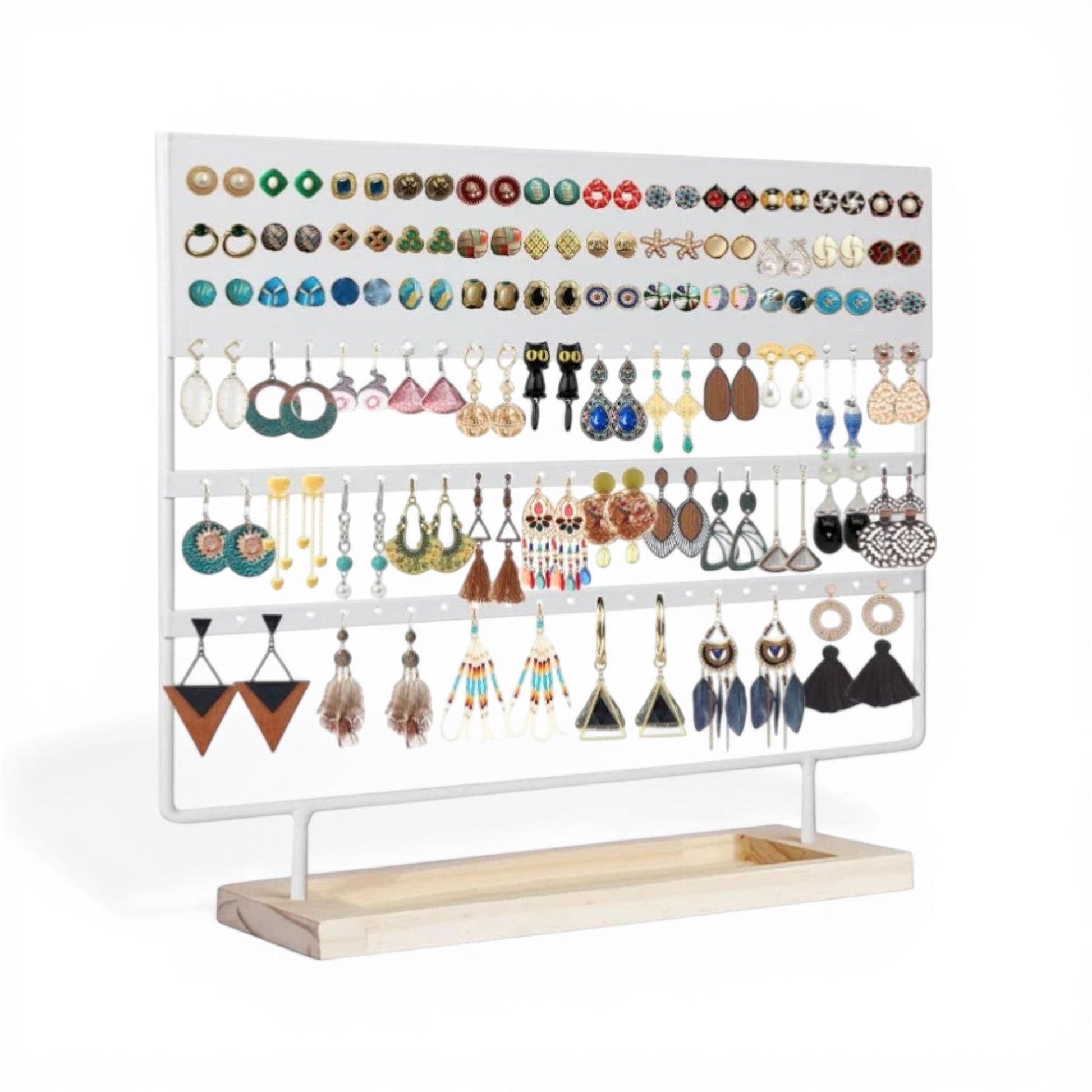 Présentoir à boucles d’oreilles blanc avec grande capacité, rempli de nombreux bijoux organisés par rangées.