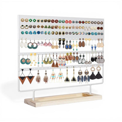 Présentoir à boucles d’oreilles blanc avec grande capacité, rempli de nombreux bijoux organisés par rangées.