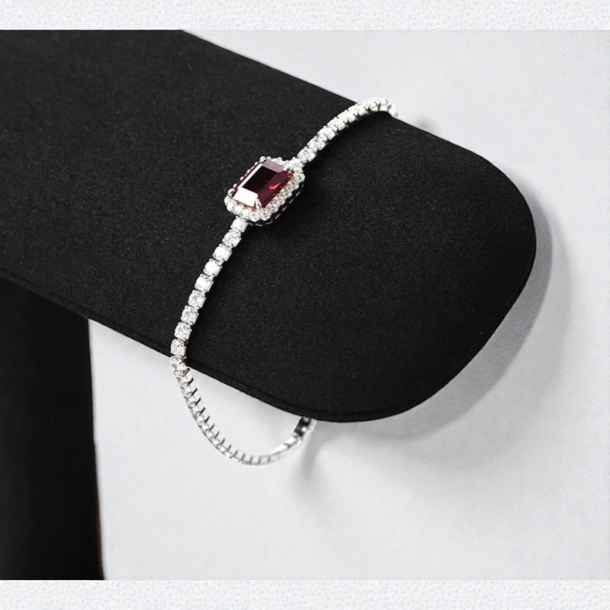 Présentoir pour bracelet et montre avec coussin noir et support élégant.