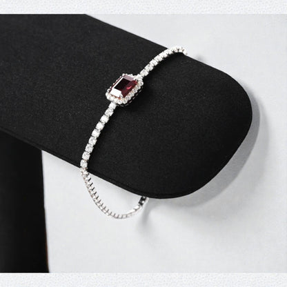 Présentoir pour bracelet et montre avec coussin noir et support élégant.