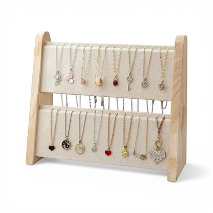Présentoir à colliers beige avec structure en bois et rangement élégant.