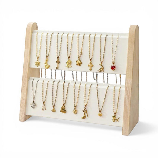 Présentoir à colliers blanc avec structure en bois et rangées pour suspendre les bijoux.