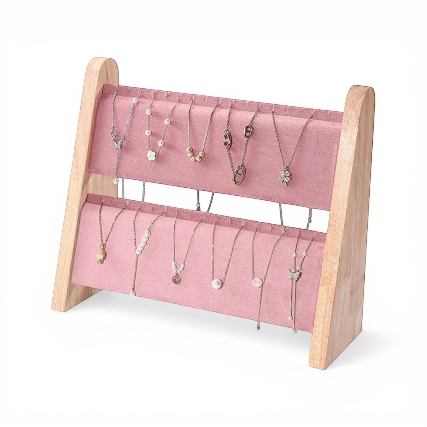Présentoir à colliers rose avec structure en bois et bijoux suspendus.