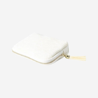 Sac de rangement pour bijoux en velours beige avec fermeture zippée et design compact.