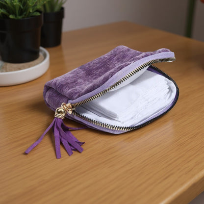 Sac de rangement pour bijoux en velours violet avec fermeture éclair et pompon, idéal pour le voyage.