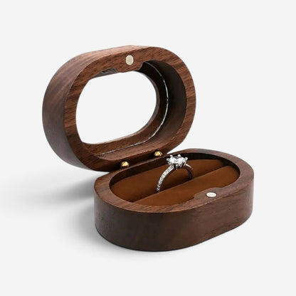 Boîte à bagues ovale en bois SecretGleam avec intérieur en velours marron pour bague de fiançailles