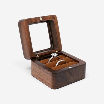 Boîte à bagues SecretGleam en bois sombre avec couvercle vitré et intérieur en velours pour alliances de mariage