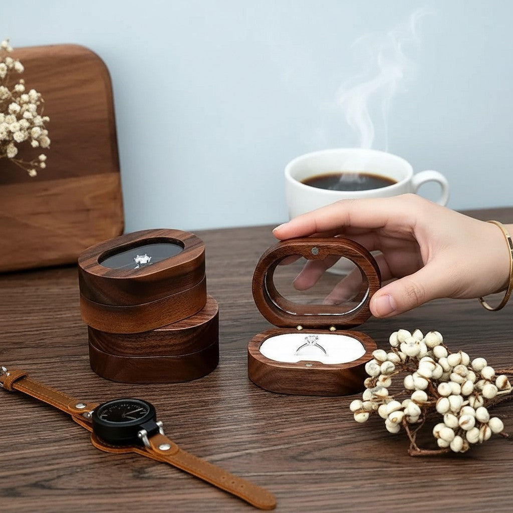 Boîte à bagues ovale en bois SecretGleam avec couvercle vitré, idéale pour une bague de fiançailles ou mariage