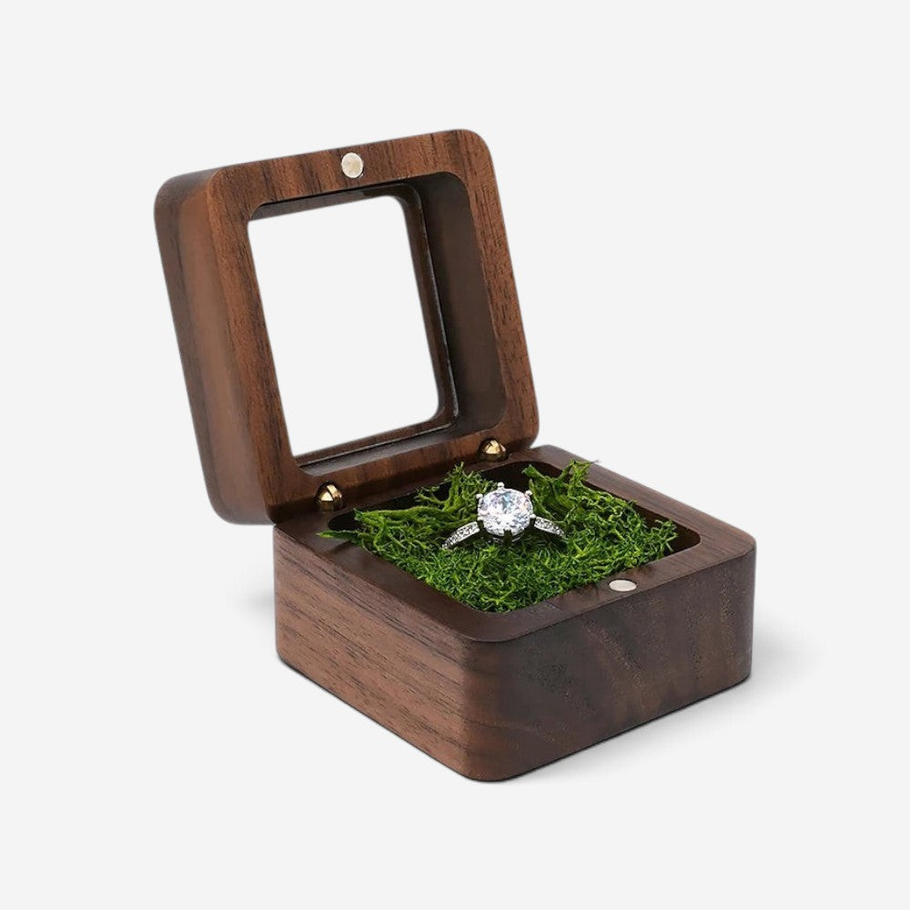 Boîte à bagues SecretGleam en bois foncé avec couvercle vitré et intérieur en mousse verte pour bague de fiançailles