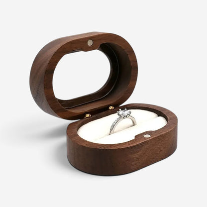 Boîte à bagues ovale en bois SecretGleam avec intérieur en velours blanc pour bague de fiançailles