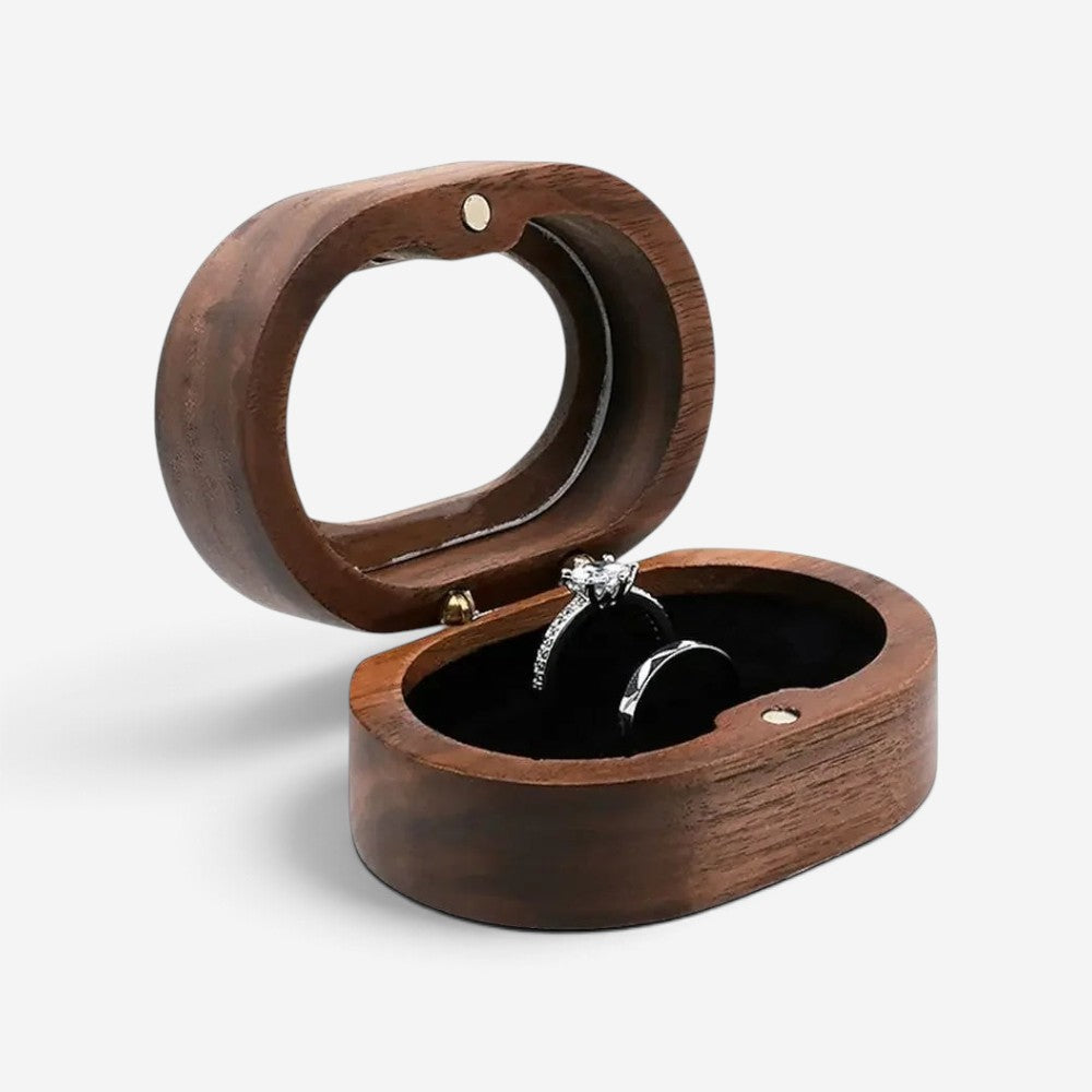 Boîte à bagues ovale en bois SecretGleam avec intérieur noir, idéale pour fiançailles ou mariage