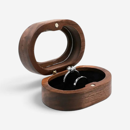 Boîte à bagues ovale en bois SecretGleam avec intérieur noir, idéale pour fiançailles ou mariage