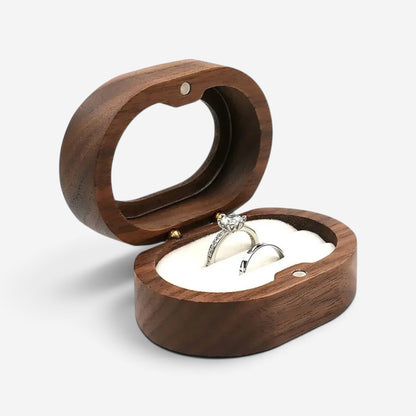Boîte à bagues ovale en bois SecretGleam avec intérieur blanc pour fiançailles et mariage