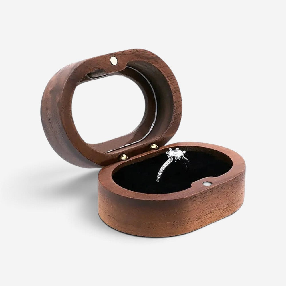 Boîte à bagues ovale en bois SecretGleam avec intérieur en velours noir, idéale pour fiançailles ou mariage.