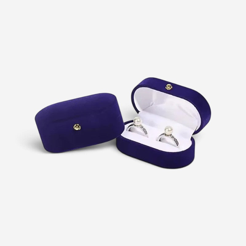 Boîte à bagues SecretGleam vintage en velours bleu profond avec deux bagues à perles, format voyage élégant
