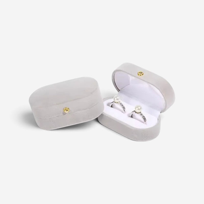Boîte à bagues SecretGleam vintage en velours gris avec deux bagues en perle, format compact pour voyage