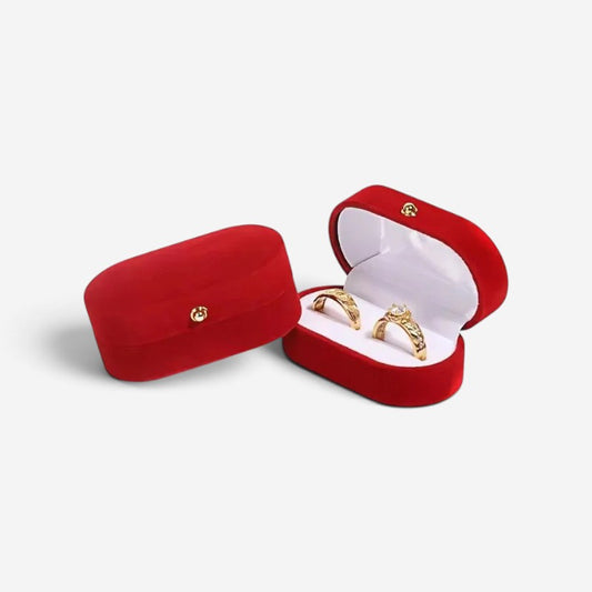 Boîte à bagues SecretGleam vintage en velours rouge avec deux bagues dorées à l'intérieur
