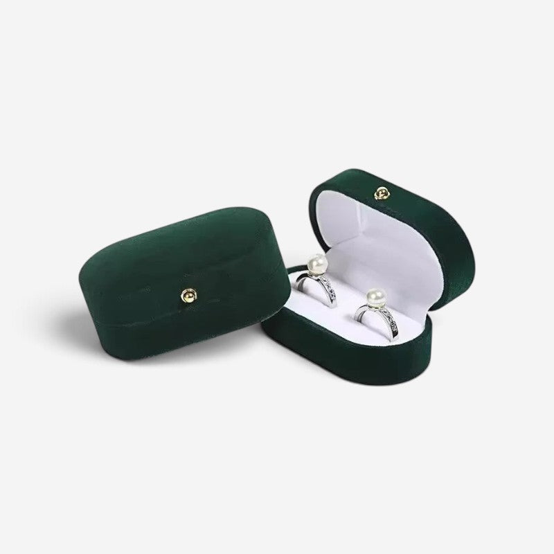 Boîte à bagues SecretGleam vintage en velours vert émeraude avec deux bagues en argent et perles à l'intérieur