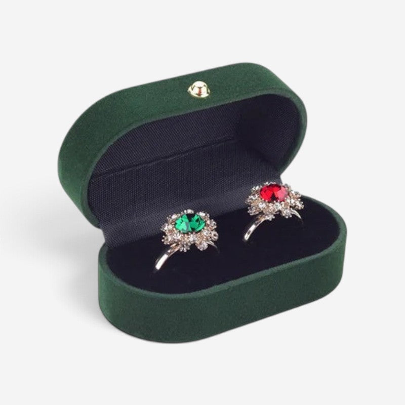 Boîte à bagues SecretGleam vintage en velours vert foncé avec deux bagues à pierres précieuses rouge et verte