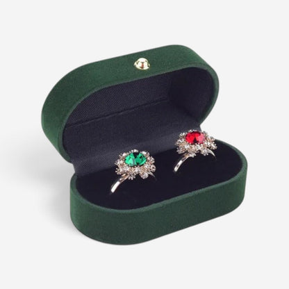 Boîte à bagues SecretGleam vintage en velours vert foncé avec deux bagues à pierres précieuses rouge et verte